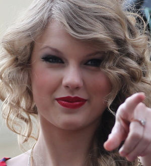 jennifer aniston youngertaylor swift nice